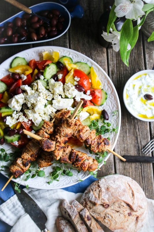 Souvlaki på fläskfilé med sallad och tzatziki