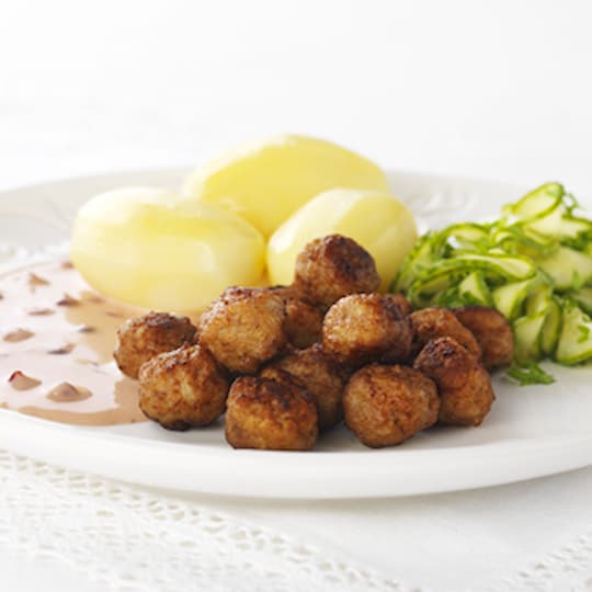 Köttbullar med lingongräddsås och pressgurka