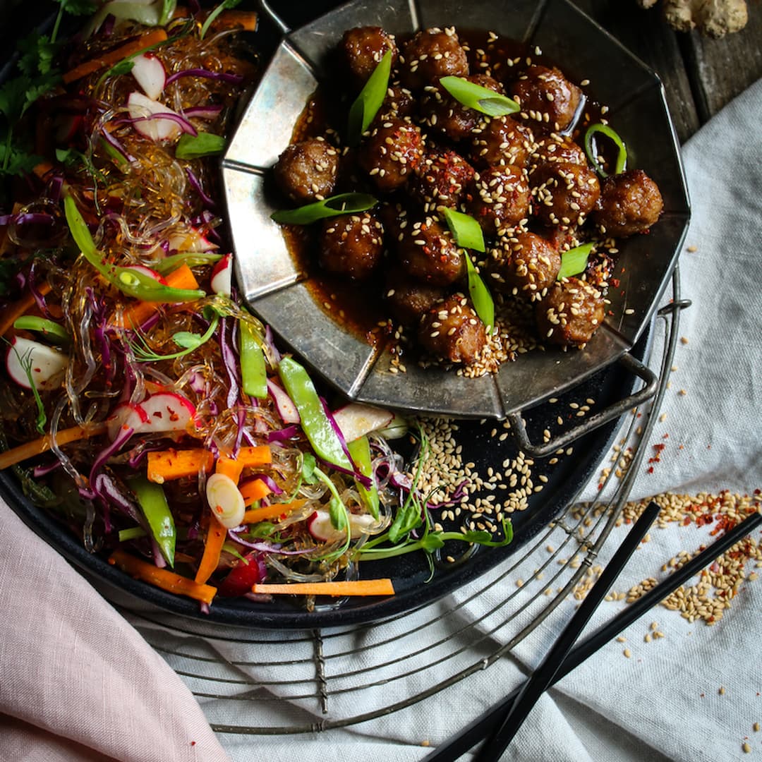 Delikatessköttbullar med krispig nudelsallad