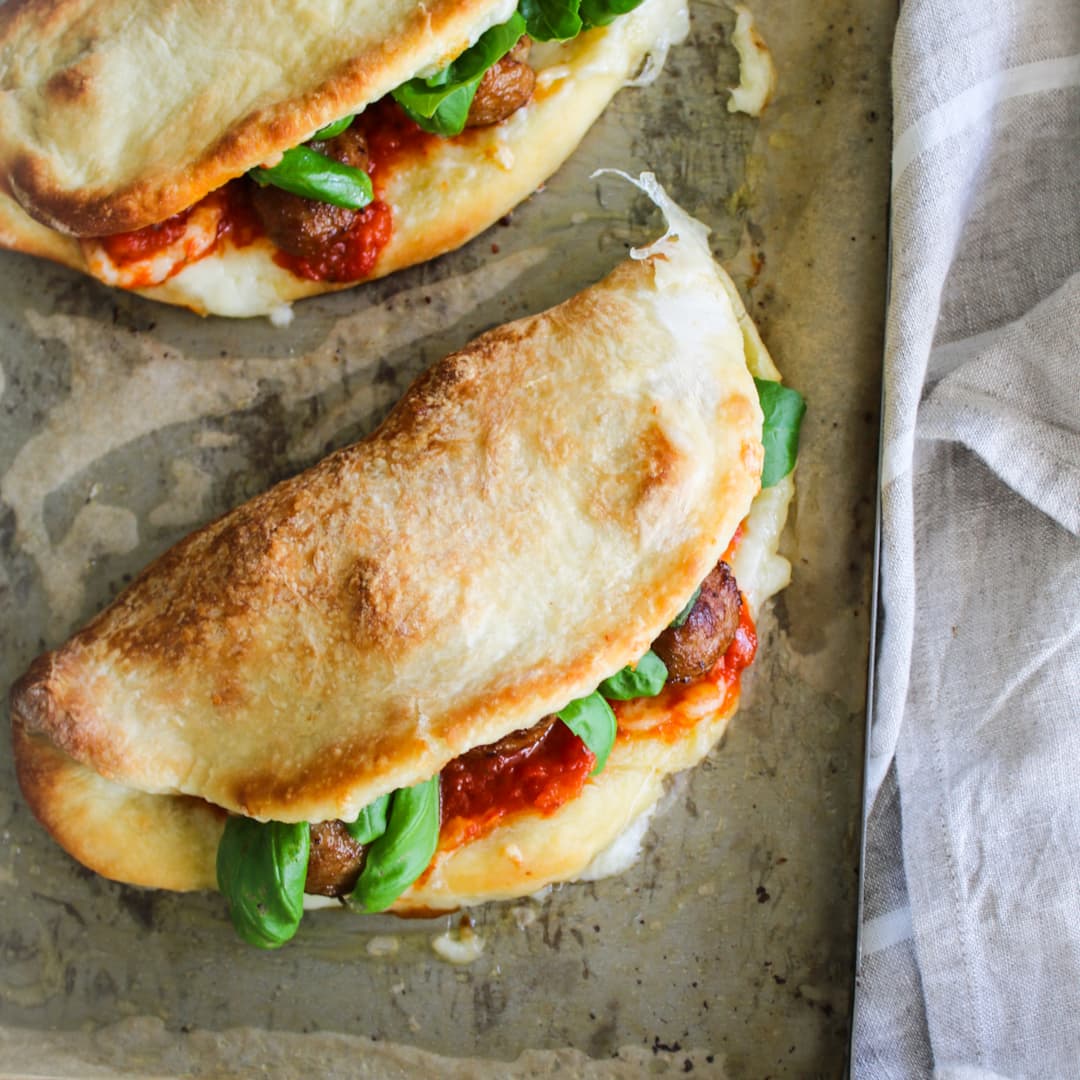 Pizzaficka med köttbullar och tomatsås