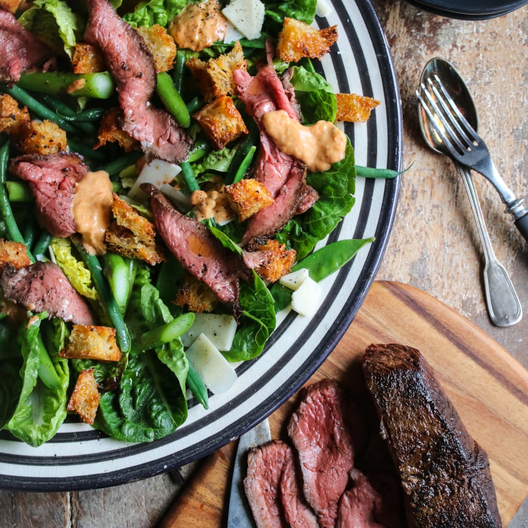 Ryggbiff på Caesarsallad med krutonger och krämig dressing