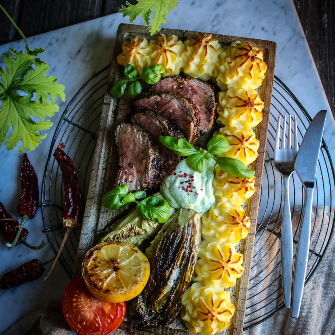 Pepparfilé på planka med parmesanmos