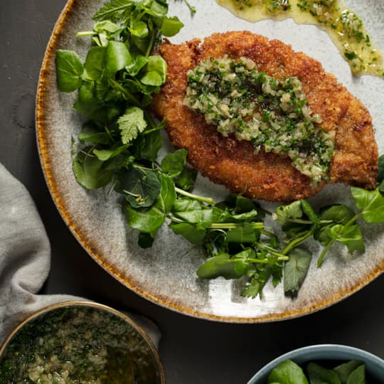 SMÖRSTEKT SCHNITZEL MED SARDELLSMÖR OCH KRASSESALLAD