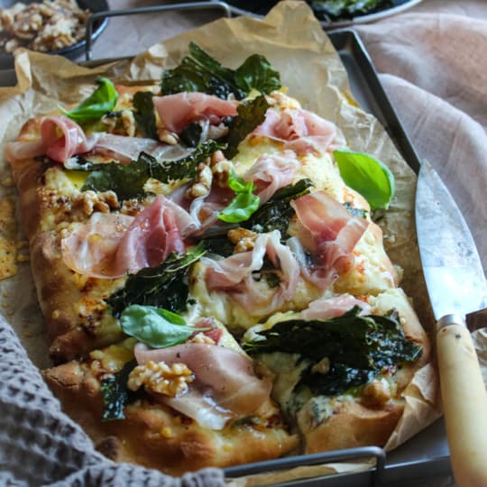 Pinsa bianca med prosciutto Crudo och krispig grönkål