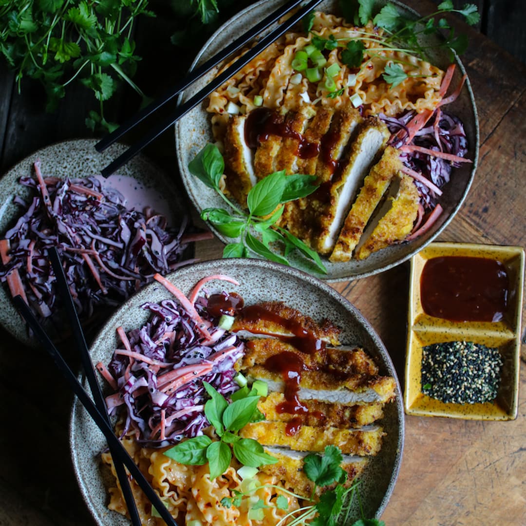 Tonkatsu med coleslaw och chilinudlar