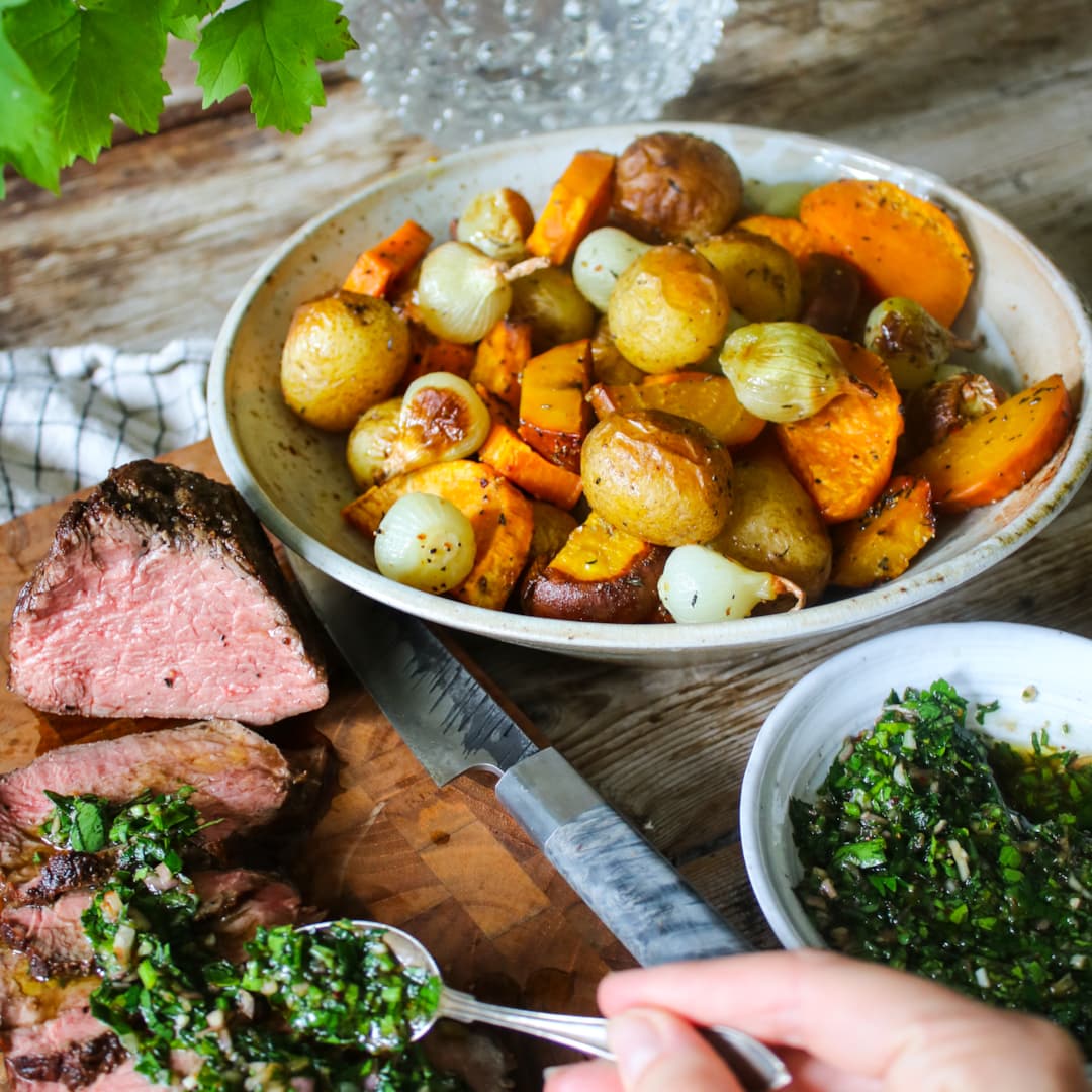 Helstekt skivad biff med Chimichurri och ugnsrostade grönsaker