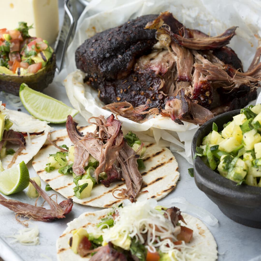 BBQ-rökt kalventrecôte med goda tillbehör och tortillabröd