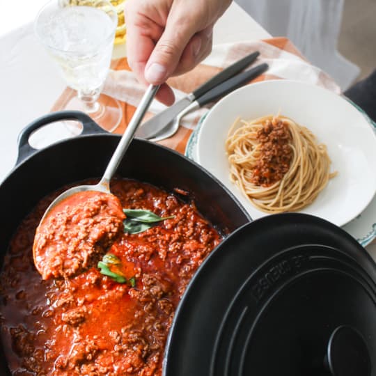 Storkok av köttfärssås med pasta