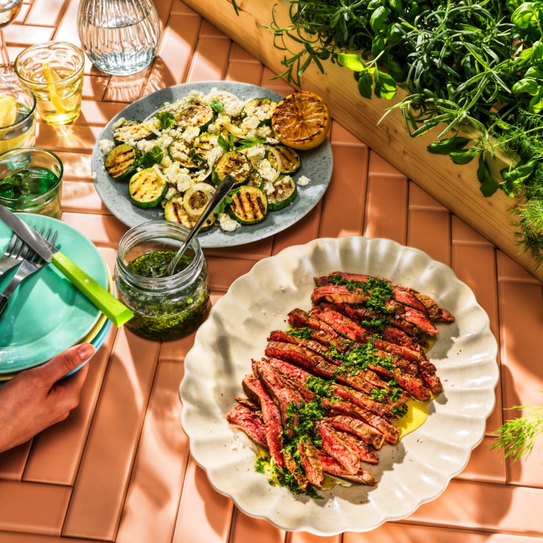 Grillad flankstek med chimichurri på färska kryddor