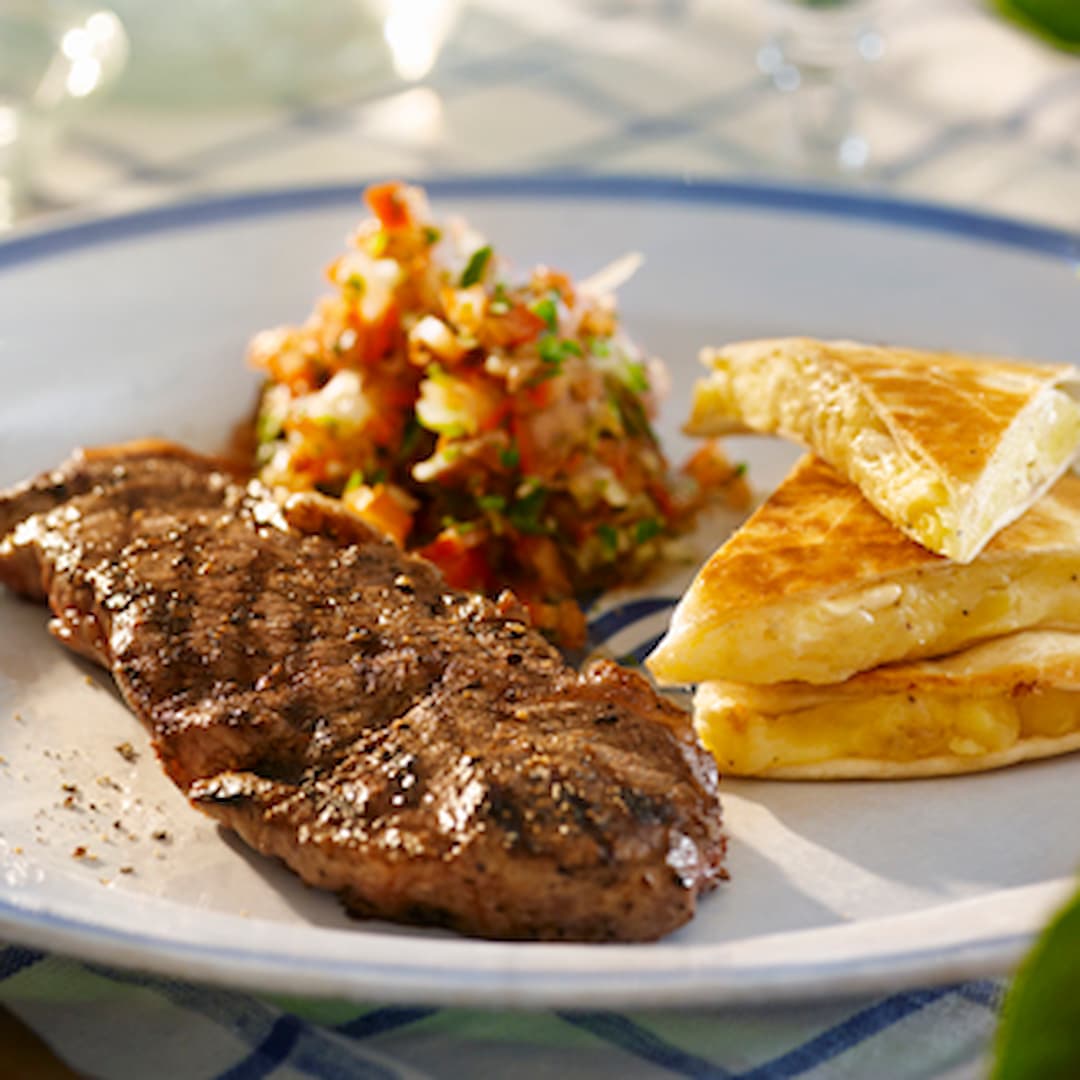 Grillad ryggbiff med salsa fresca, potatis- och getostquesadilla