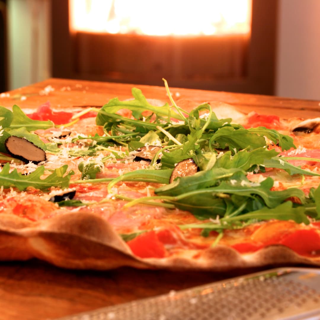 Pizza med julskinka, ruccola och tryffel