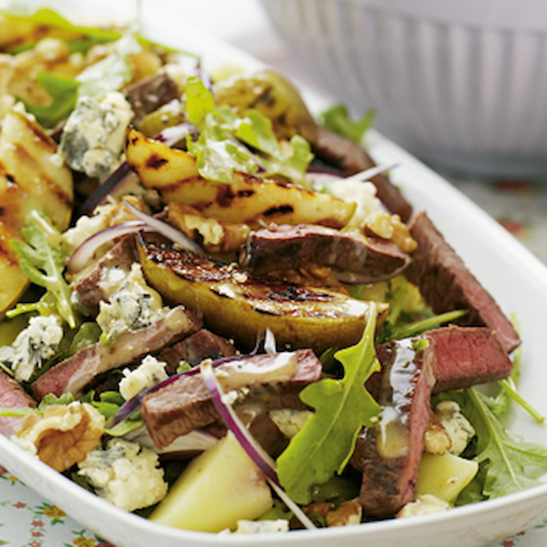 Strimlad biffsallad med valnötter och ädelost